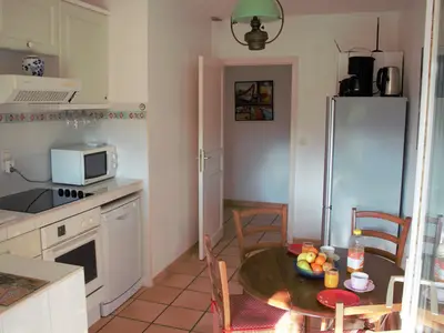 Kochbereich. Küche und Essplatz mit Zugang zur Terrasse