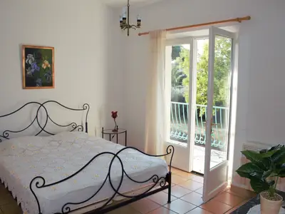Schlafbereich. Schlafzimmer mit Balkon