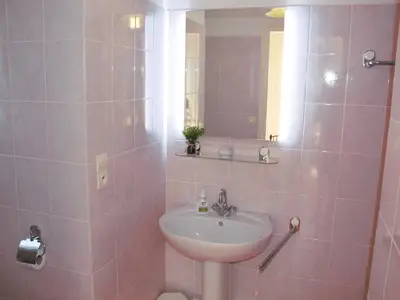 Bad/Dusche. Waschbecken mit Spiegel