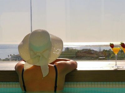 Ausblick aus dem Fenster. Pool mit Meerblick