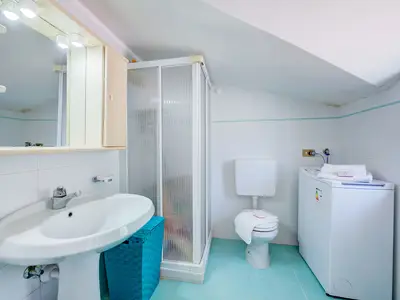 Badezimmer mit Dusche