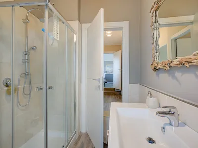 Badezimmer mit Dusche