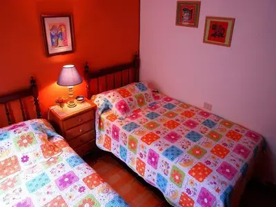 Schlafzimmer mit zwei Einzelbetten
