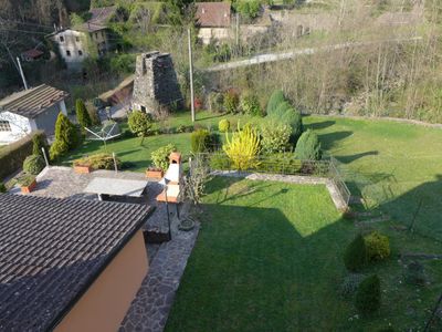 Sonnenterrasse mit Granittisch und Gartencheminée