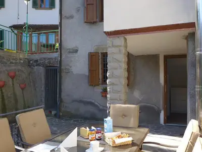 Sitzplatz mit Sonnenschirm auf Terrasse