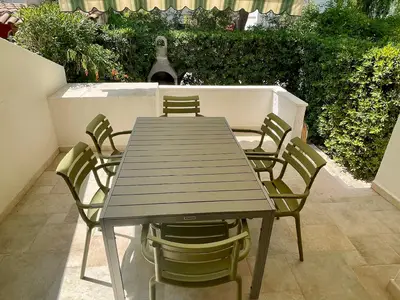 Geniessen Sie gemeinsame Zeit auf privater Terrasse mit Esstisch und elektrischer Marquise