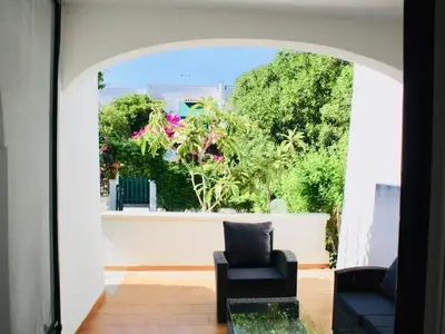 Villa Vittoria: Vordere Terrasse im Grünen mit Lounge-Möbeln