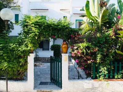 Villa Vittoria: Eingang und vorderer Gartenbereich