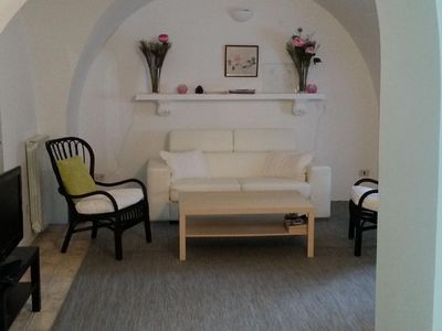 Wohnbereich. Wohnzimmer vom Esszimmer angesehen