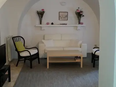 Wohnbereich. Wohnzimmer vom Esszimmer angesehen