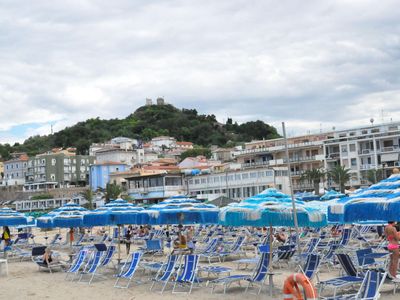 Direkte Umgebung des Objekts. Blaue Flagge Strand von Lido Esperia wird das Haus auf dem Hügel oberhalb