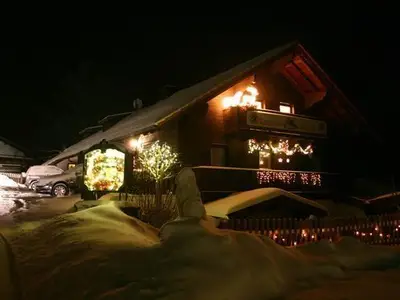 Hausansicht zur Weihnachtszeit.