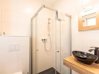 Bad mit Dusche und W