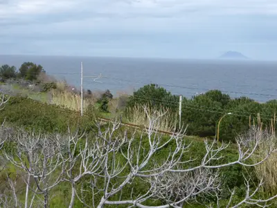 Stromboli im Hintergrund
