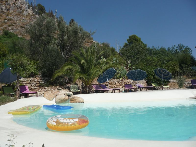 Pool. Schwimmbad, Olivenbaum und Monte Catalfano mit dem archäologischen Park Solunto auf dem Gipfe