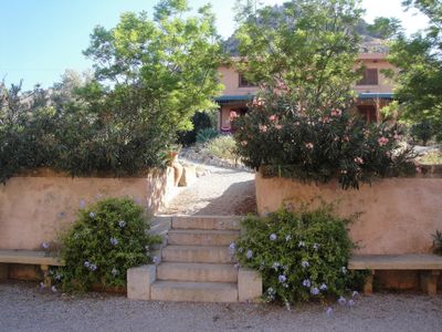 Außenansicht des Gebäudes. Alte Marmortreppe, die vom Atrium zu den Suiten führt, zum Garten, Schwimmbad und Grillplatz