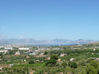 Ausblick aus dem Fenster. der Golf von Palermo aus dem Pool gesehen