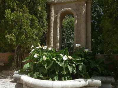 Garten. die alten Marmorbrunnen mit Calla Lilien und Seerosen geschmückt
