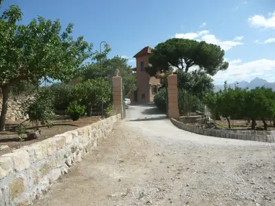 Außenansicht des Gebäudes. Eingang der Villa