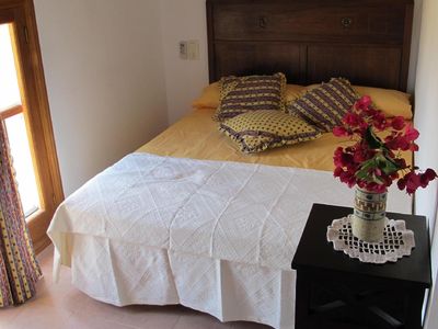 Schlafzimmer mit Doppelbett