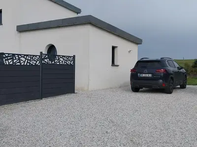 Der Parkplatz ist angelegt und von dem Haus und der Terrasse getrennt.