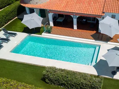 10x4 m Pool mit kühlem und rutschfreiem Naturstein gerahmt