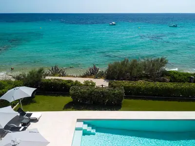 Pool mit römischer Treppe und integrierter Sitzbank