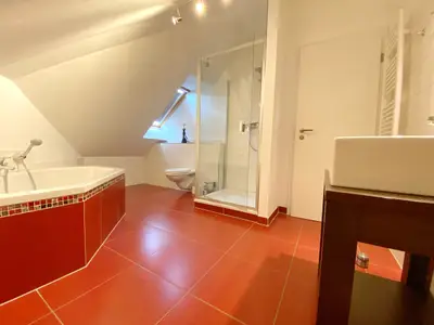 Badezimmer 2 im Obergeschoss mit Badewanne und Dusche