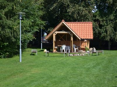 Windgeschützter Grill- und Lagerfeuerplatz