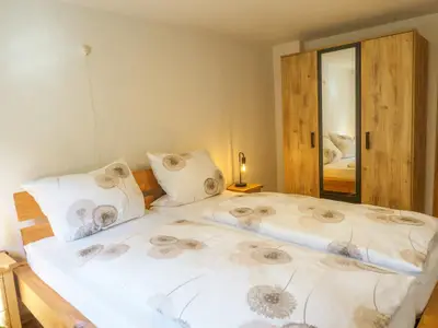 Schlafzimmer 1
