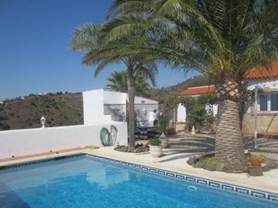 Pool mit Blick auf Terrasse und Hof