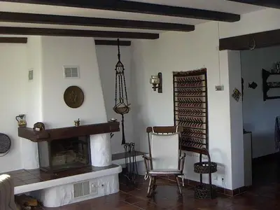 Wohnzimmer mit Cheminée und Schaukelstuhl für gemütliche Tessiner Stunden Wohnzimmer mit Cheminée und Schaukelstuhl für gemütliche Tessiner Stunden