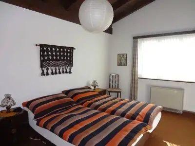 grosses Elternschlafzimmer mit Schrank, viel Stauraum und hoher Decke grosses Elternschlafzimmer mit Schrank, viel Stauraum und hoher Decke