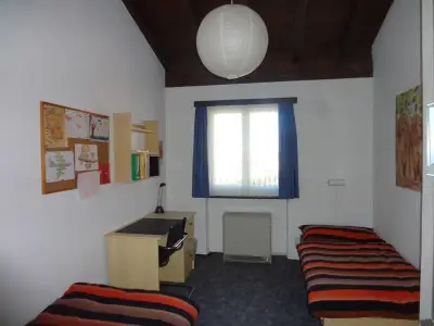 Schlafzimmer mit 2 Betten und Bürotisch / Schrank Schlafzimmer mit 2 Betten und Bürotisch / Schrank