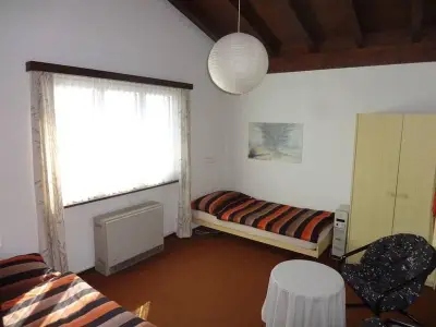 Schlafzimmer mit Schrank, Aussicht übers ganze Tal und Sitzgruppe Schlafzimmer mit Schrank, Aussicht übers ganze Tal und Sitzgruppe
