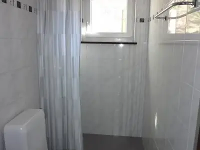 WC / übergrosse Dusche Erdgeschoss WC / übergrosse Dusche Erdgeschoss