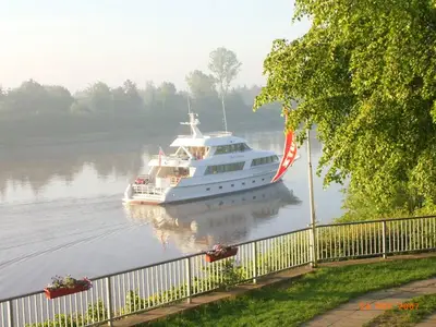 Yacht zieht vorbei