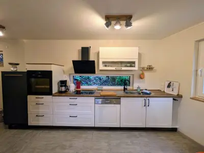 Küchenzeile mit Fenster zum Kräutergarten