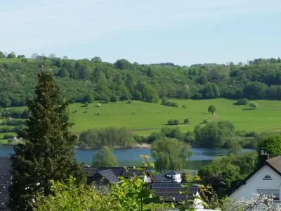 Weiter Blick vom Wohnraum auf die Maarhöhen
