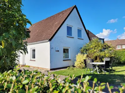 Gemütliches Ferienhaus mit Garten und Sitzbereich