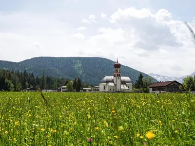 Blumenwiese und Kirche