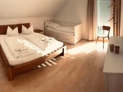 Schlafzimmer 2 mit Doppelbett und Schlafcouch (80-160cm)
