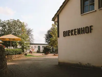 Birkenhof, Autofreier Innenhof mit Landcafé und Rösterei