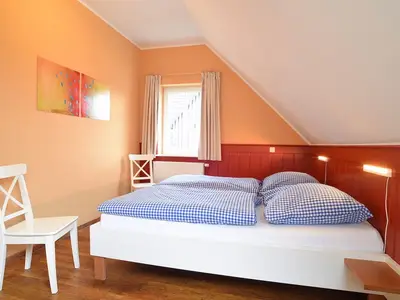 Schlafzimmer 1 DG Haus an der Weide links