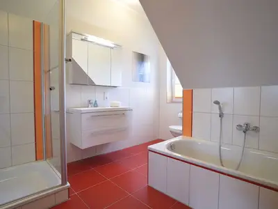 Badezimmer Haus an der Weide links