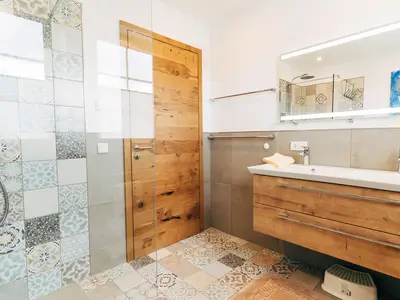 Badezimmer Haus im Glück links