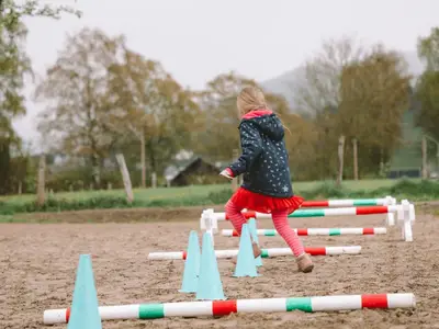 Birkenhof, Spielen auf dem Reitplatz