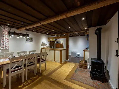 Aufenthaltsbereich mit Kamin