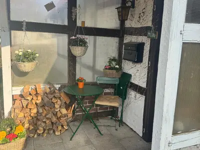 Sitzmöglichkeit am Eingang