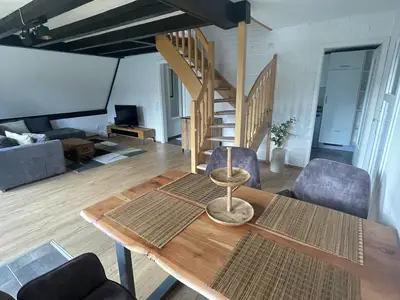 Wohnzimmer mit Essgelegenheit